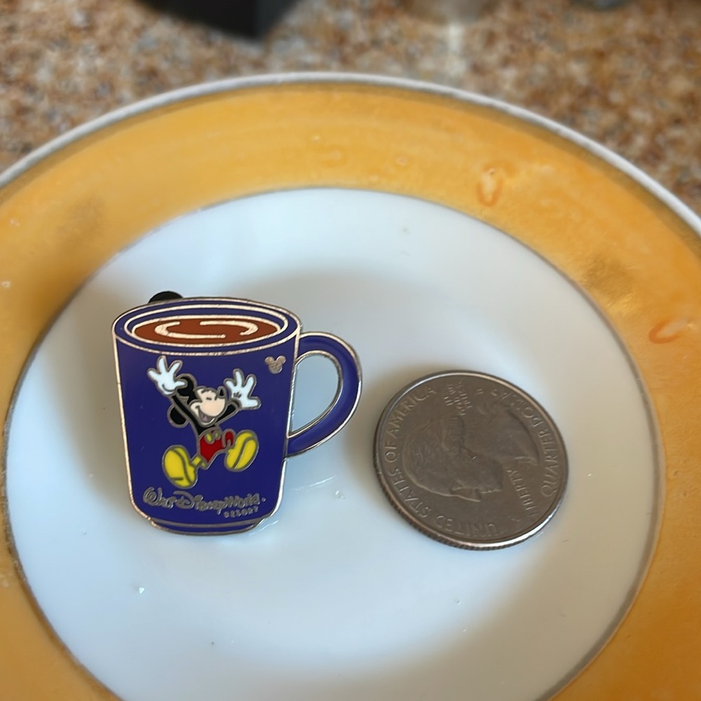 Walt Disney World Resort Hidden Mickey Mouse Blue Mug Trading Pin 2014